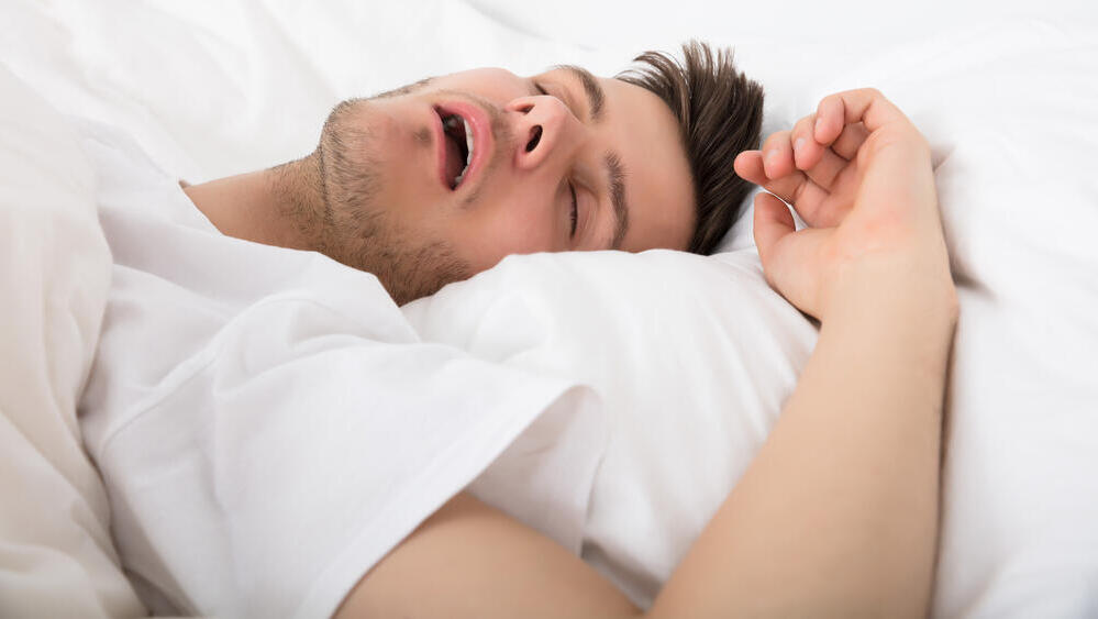 פגיעה באיכות השינה (צילום: shutterstock) נחירות