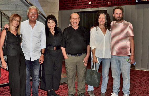 מימין: ליאור דיין, ורד טנדלר־דיין, שייקה לוי, ניצה שאול, משה אדרי ודינה פלד (אליצור ראובני) מימין: ליאור דיין, ורד טנדלר־דיין, שייקה לוי, ניצה שאול, משה אדרי ודינה פלד