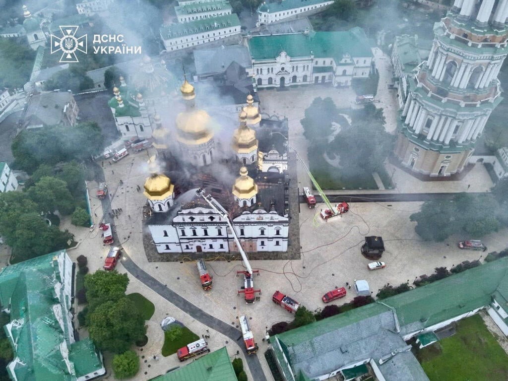 צילום: Press service of the State Emergency Service of Ukraine/Handout via REUTERS לאוורת קייב-פצ'רסק המוכר גם כ " מנזר המערות " מתחם של כנסיות ומנזרים ב קייב אוקראינה שנפגע ב מתקפה של רוסיה