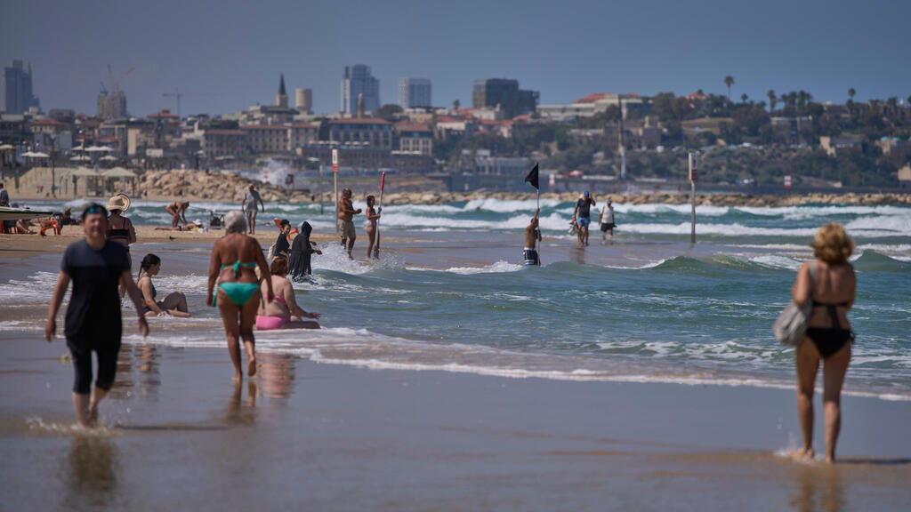מתרחצים בתל אביב (צילום: AP Photo/Ohad Zwigenberg) חוף הים בתל אביב