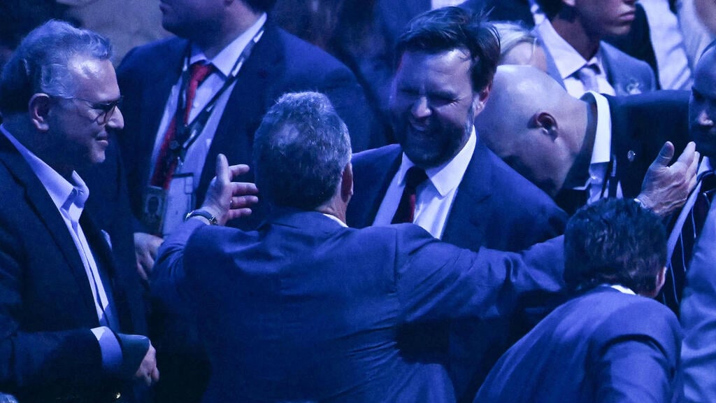 Vice PResident JD Vance and Steve Witkoff celebrate Donald Trump's birthday at the White House (Photo: Kent Nishimura/ AFP) סטיב וויטקוף ג'יי די ואנס UFC