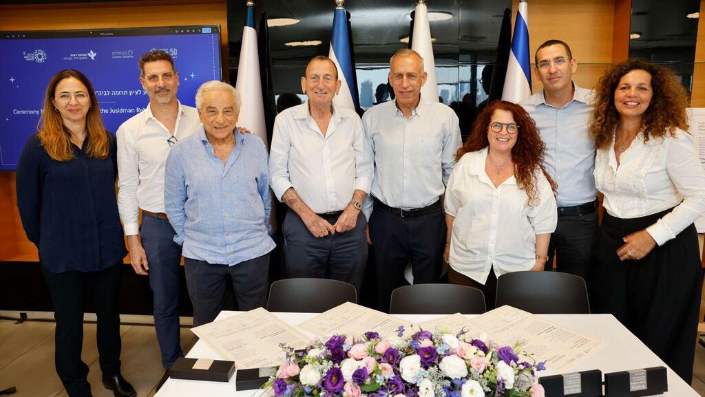 מימין לשמאל: ד"ר הלה אורן - מנכ"לית קרן תל אביב, עידו שריר - מנכ"ל עמותת רעות, ד"ר אורית שטיין -רייזנר - מנהלת בית החולים השיקומי רעות תל אביב, פרופ' נחמן אש - יו"ר עמותת רעות, רון חולדאי - ראש העיר תל אביב-יפו ומייסד קרן תל אביב, דניאל חוסידמן - מייסד קרן חוסידמן, יגאל חוסידמן - מנכ"ל קרן חוסידמן וד"ר עינת רונן, עו"ד - משנה למנכ"ל קרן חוסידמן