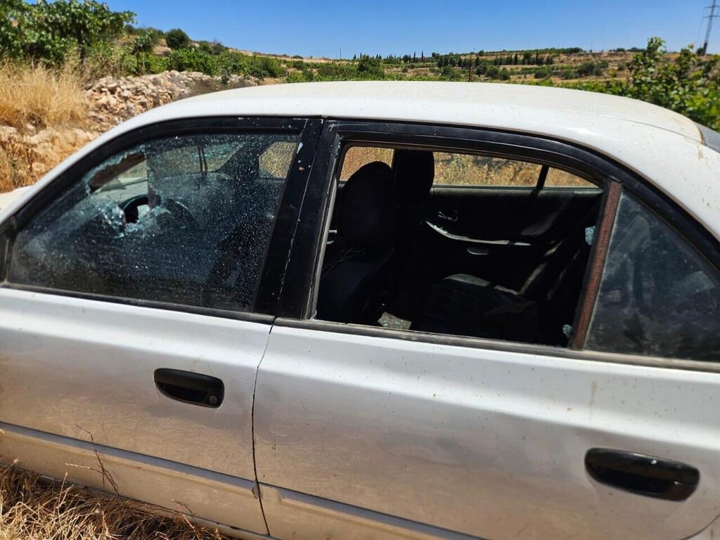 נזקים שהסבו הפורעים לרכבים במקום תיעוד: מילואימניקים שליוו משפחה פלסטינית לשטח פרטי בחלחול, ספגו אלימות קשה מצד פורעים יהודים