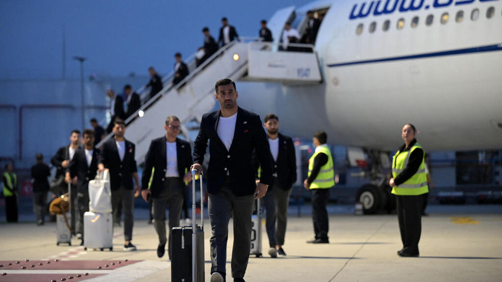 לטוס ולחזור מיד. שחקני נבחרת איראן (צילום: Guillermo Arias / AFP) נבחרת איראן נוחתת בטיחואנה