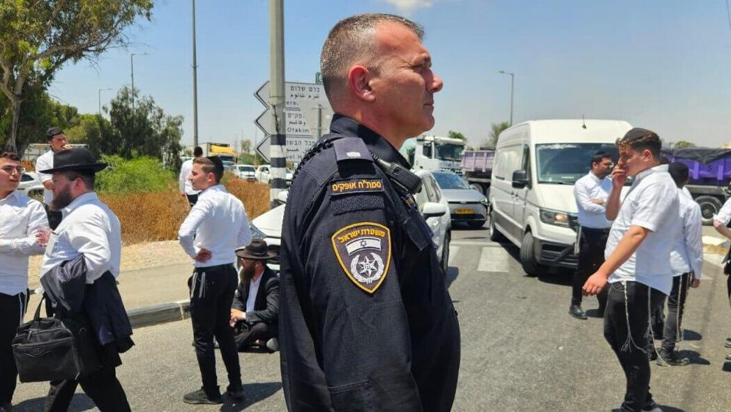 מפגינים חוסמים עקב מעצר עריק