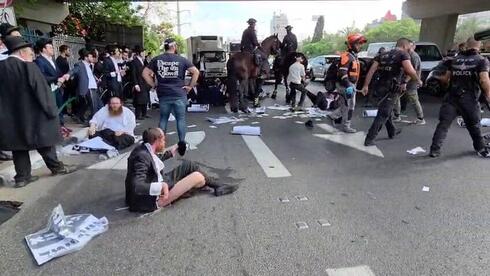 Haredi protesters filmed being dragged without pants on Route 4, police: 'The protest is illegal'