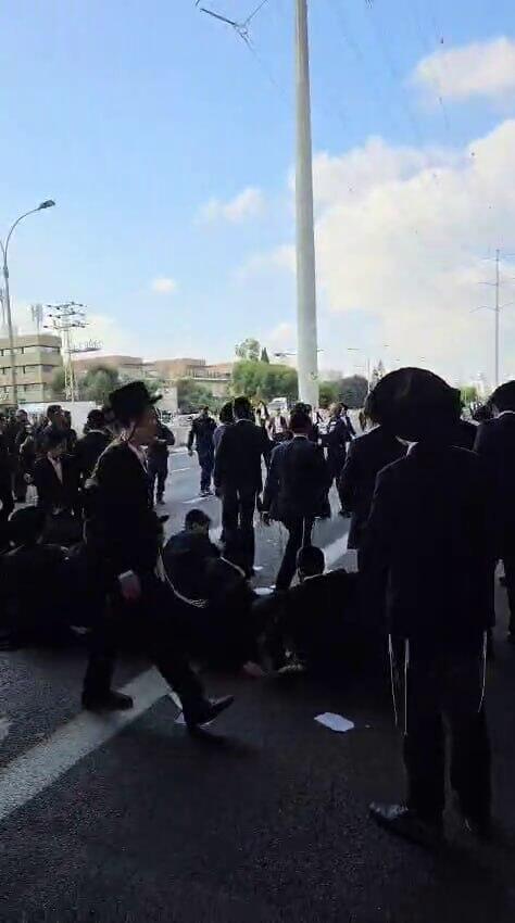  חרדים קיצונים חוסמים את כביש 4 בגוש דן