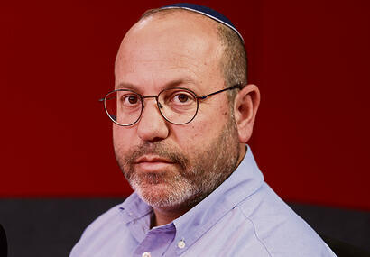 מור. "אוהב כל אדם"