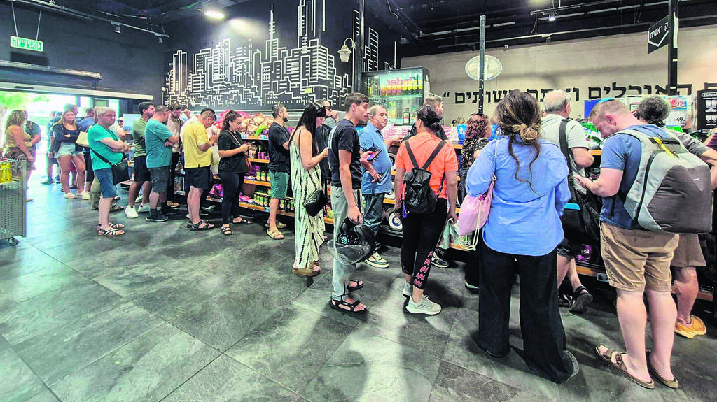 בהלת האייפונים בסניף ויקטורי (צילום: מירב קריסטל) בהלת האייפונים בסניף ויקטורי