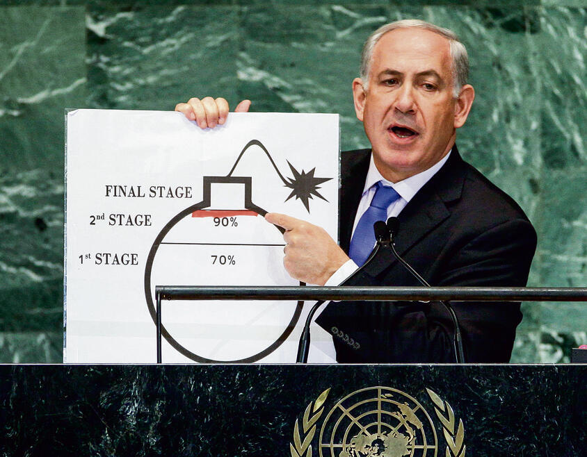על במת האו"ם, ספטמבר 2012. מאחורי הקריקטורה המגוחכת עמדה טענה רצינית מאוד (Richard Drew, AP) על במת האו"ם, ספטמבר 2012. מאחורי הקריקטורה המגוחכת עמדה טענה רצינית מאוד