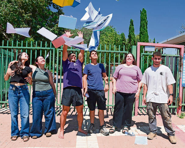 תלמידי י"ב בתיכון נופי הבשור (הרצל יוסף) תלמידי י"ב בתיכון נופי הבשור