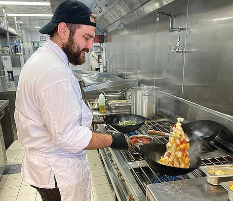 "בחור חרוץ וקולינרי". אלכסנדר בעבודתו כשף "בחור חרוץ וקולינרי". אלכסנדר בעבודתו כשף