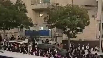 Haredi deserter punched a police officer - and is barricaded with dozens of yeshiva students
