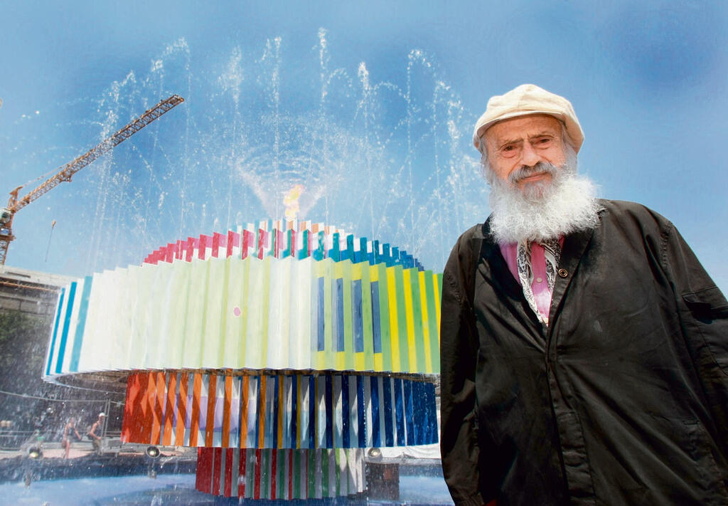 יעקב אגם על רקע מזרקת האש והמים בדיזינגוף (שאול גולן) יעקב אגם על רקע מזרקת האש והמים בדיזינגוף