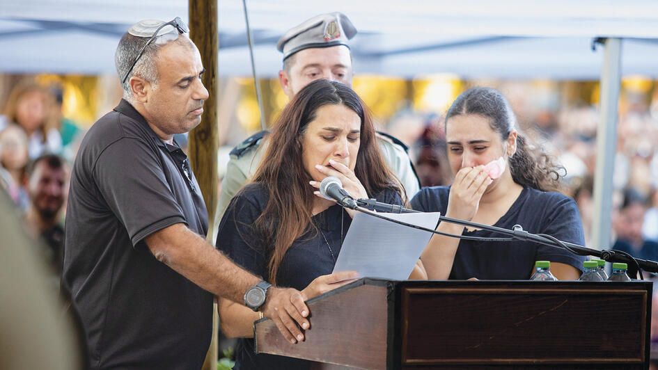 הוריו של סמ"ר נוה חבשוש ז"ל בהר הרצל, אתמול (אלכס קולומויסקי) הוריו של סמ"ר נוה חבשוש ז"ל בהר הרצל, אתמול