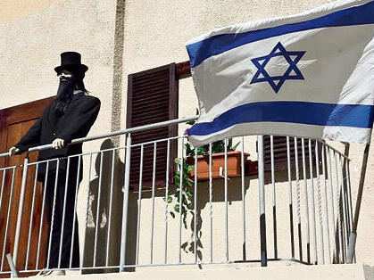 עם הפנים קדימה. שחזור המרפסת (צילום: אפרים קובי) שחזור תמונת המרפסת של הרצל