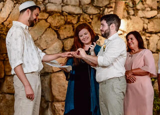 "התאמות שמתחברות לתפיסת העולם שלנו". עידו ודוד אונגר־פלוסר עם הרבה גור אריה