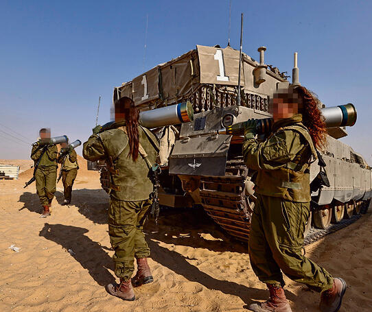 לוחמות שריון בגבול מצרים. בעידן של מאמצי־על לפטור משירות עשרות אלפים, נשות ישראל מתגלות במלוא הדרן