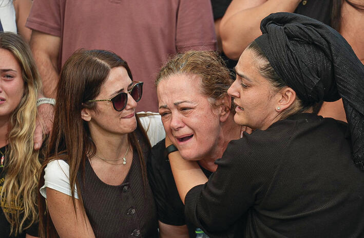 "היית חדור מטרה". האם גלית (במרכז) בהלוויה