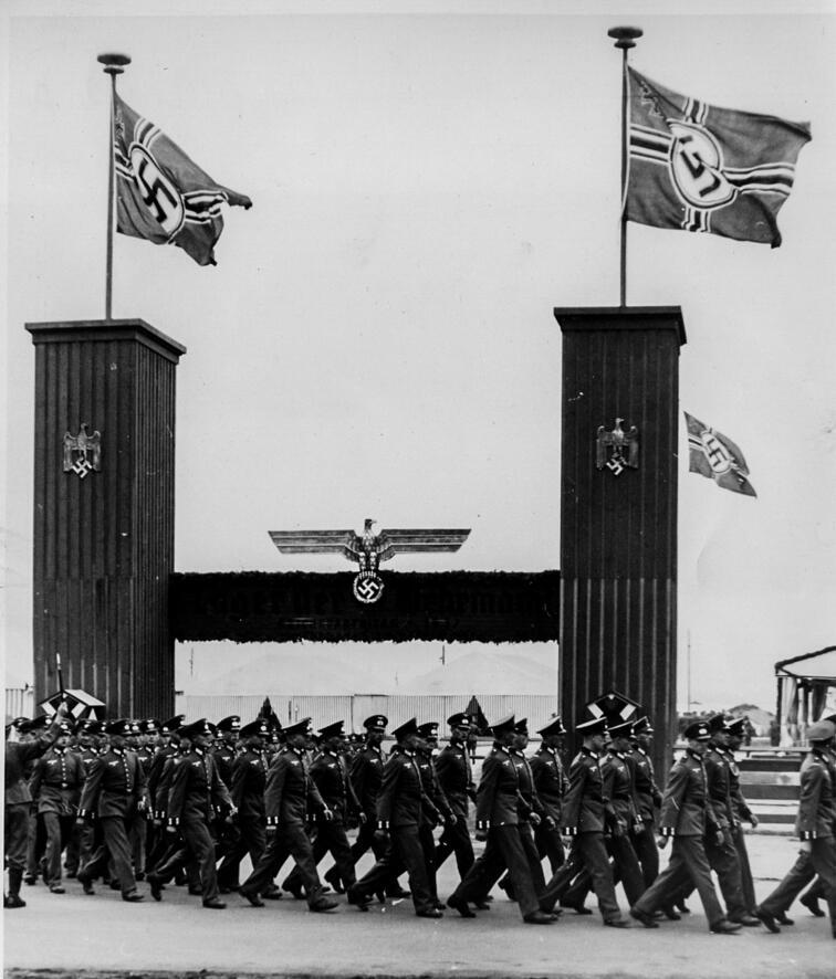 חיילים נאצים בבסיס צבאי בנירנברג ב־1937 (AP) חיילים נאצים בבסיס צבאי בנירנברג ב־1937
