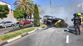 Coche explotó en Haifa: una persona atrapada dentro - e inconsciente
