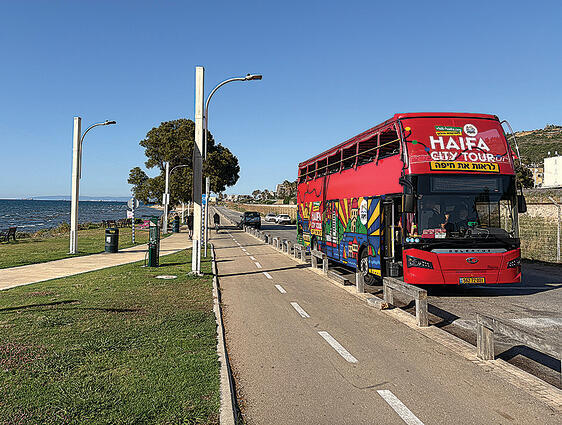 תצפיות ואתרים היסטוריים. האוטובוס האדום