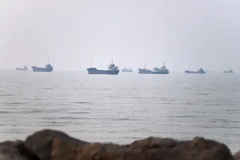 シュプリーム Report: US offers to unfreeze Iran funds to keep Hormuz open