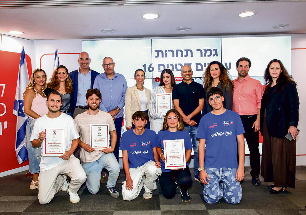 עומדים מימין לשמאל: מנכ"לית טיקטוק ישראל אנה פלקין; ד"ר אייל רונן; מנכ"לית HOT טל גרנות; מנכ"ל בנק הפועלים ידין ענתבי; הזוכה במקום הראשון ענבר שועה; מנכ"לית קבוצת "ידיעות אחרונות", ענבל סימנטוב־חביב; עומדים מימין לשמאל: מנכ"לית טיקטוק ישראל אנה פלקין; ד"ר אייל רונן; מנכ"לית HOT טל גרנות; מנכ"ל בנק הפועלים ידין ענתבי; הזוכה במקום הראשון ענבר שועה; מנכ"לית קבוצת "ידיעות אחרונות", ענבל סימנטוב־חביב; עורך "ידיעות אחרונות" ו־ynet אלעד טנא; בעלים ומנכ"ל משותף אפיקי אשראי מומנטום, עדי קלייניאן; משנה למנכ"ל ומנהלת החטיבה הקמעונאית בבנק הפועלים, פזית גרפינקל; בעלת מותג "ליקיס" ליקי רוזנברג. למטה מימין: חברי יוזמת "עתיד ספורטיבי", הזוכה במקום השלישי אור אברהם, הזוכה במקום השני תומר גורוביץ'