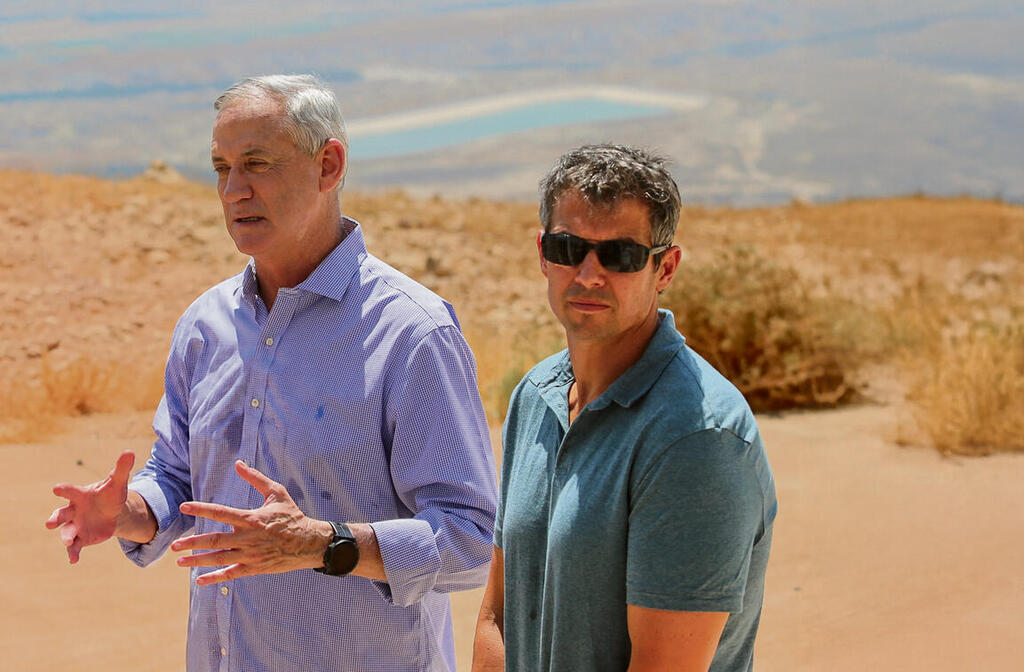 בני גנץ ויועז הנדל. קשיי מו"מ טכניים עם הפרטנר המיועד שנמצא אי שם בגזרת שכם (אלכס קולומויסקי) בני גנץ ויועז הנדל. קשיי מו"מ טכניים עם הפרטנר המיועד שנמצא אי שם בגזרת שכם