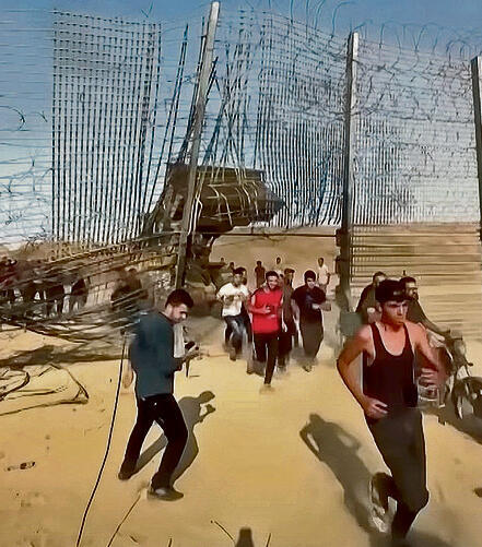 7 באוקטובר. קמ"ן האוגדה הגיע לחמ"ל מאוחר וחזר לישון (צילום מסך) 7 באוקטובר. קמ"ן האוגדה הגיע לחמ"ל מאוחר וחזר לישון
