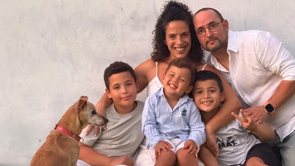 ''עדיין מחפשים את המשחק הראשון שנצליח לראות ממנו יותר ממחצית''. עומר בראל ומשפחתו (צילום: פרטי) עומר בראל ומשפחתו