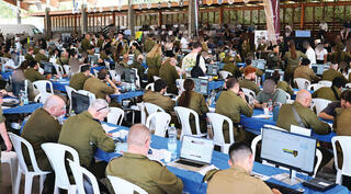 Thousands Re-Enlist for Reserve Duty - Years After Regular Service: "Everyone Must Give of Themselves"