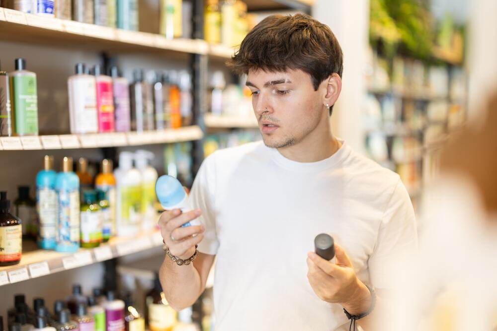 מה באמת חשוב לבדוק כשבוחרים דאודורנט? (תמונה: Shutterstock) דיאודורנט