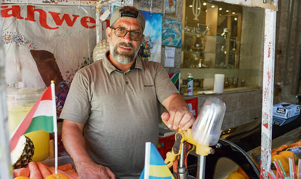 "הכל השתנה, אין תיירים". ז'ק האני, בעל מסעדה בעיר העתיקה (אלכס (אלכסנדר) גמבורג) "הכל השתנה, אין תיירים". ז'ק האני, בעל מסעדה בעיר העתיקה