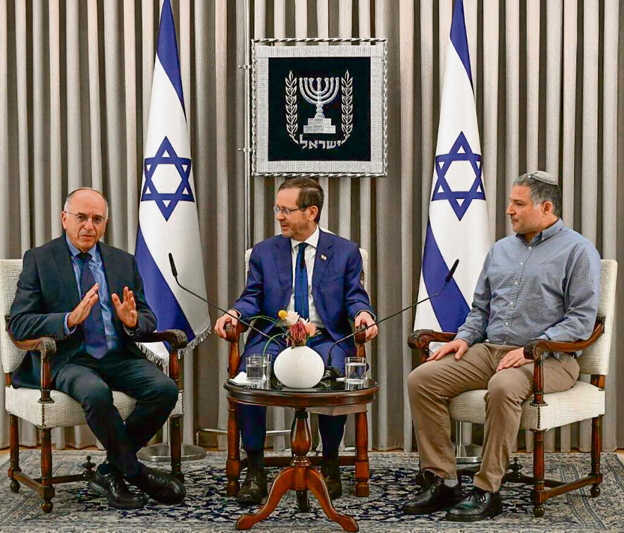 זיני והשופט סולברג, אתמול בבית הנשיא. "נעשה ככל יכולתנו כדי לשמור על ממלכתיות ותקינות הבחירות" (חיי צח, לע"מ) זיני והשופט סולברג, אתמול בבית הנשיא. "נעשה ככל יכולתנו כדי לשמור על ממלכתיות ותקינות הבחירות"