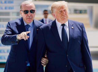 טראמפ לצד ארדואן, אנקרה, השבוע. נמצא תחת השפעת הנשיא הטורקי, כך שספק אם ארה"ב תחייך אחרונה