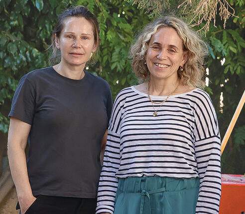 מימין: אורנת אורמיאן־רבינו והמדריכה לנה וינטראוב (מוטי קמחי) מימין: אורנת אורמיאן־רבינו והמדריכה לנה וינטראוב