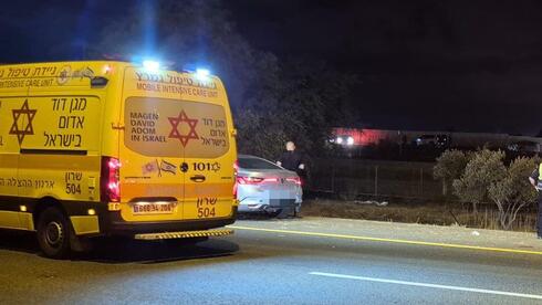 נורתה ליד הבית: אישה כבת 70 במצב קשה בקלנסווה