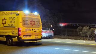 נורתה ליד הבית: אישה כבת 70 במצב קשה בקלנסווה