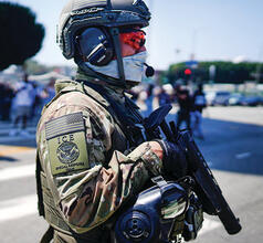 סוכן ICE חמוש (Eric Thayer, AP Photo/Eric Thayer) סוכן ICE חמוש