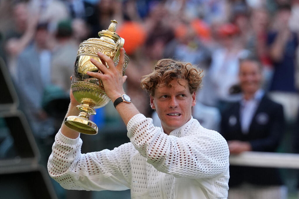 סינר (צילום: AP Photo/Kirsty Wigglesworth) סינר