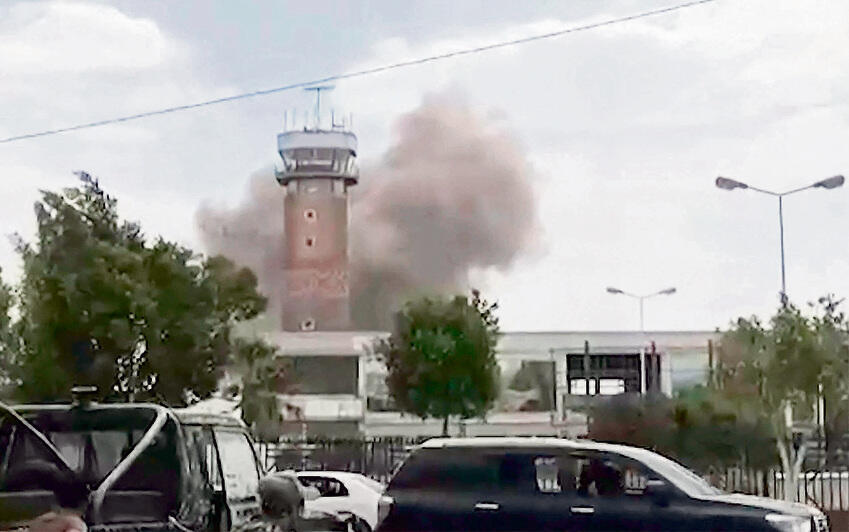 עשן מיתמר מעל שדה התעופה בצנעא, תימן (-, AFP) עשן מיתמר מעל שדה התעופה בצנעא, תימן