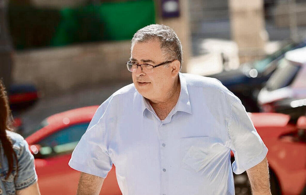ביטן מגיע אתמול לישיבה | צילום: אלכס קולומויסקי