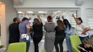 הורים מוחים בישיבת מועצת העיר יבנה