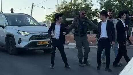 המהפכה השקטה: לוחמים חרדים מקבלים סיכות מ"כ, אלימות מחוץ לשערים