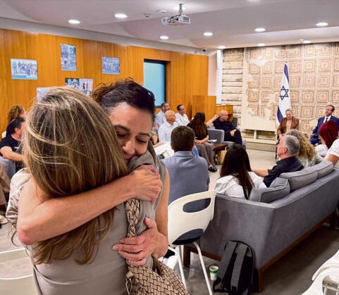 קטגוריה שעומדת בפני עצמה. מפגש משפחות הפצועים בבית הנשיא קטגוריה שעומדת בפני עצמה. מפגש משפחות הפצועים בבית הנשיא
