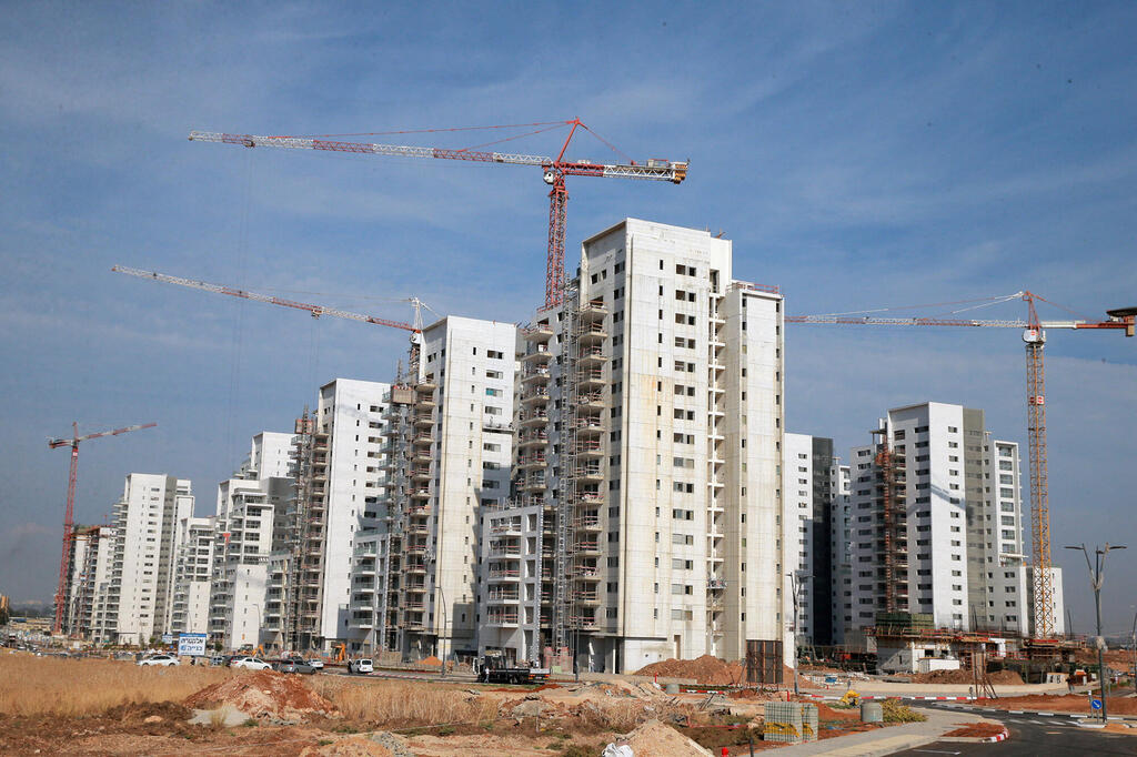 מחירי שכר הדירה האמירו, והבטחות נתניהו ושר השיכון לבנות אלפי דירות להשכרה לא קויימו (צילום: אוראל כהן) אתר בנייה