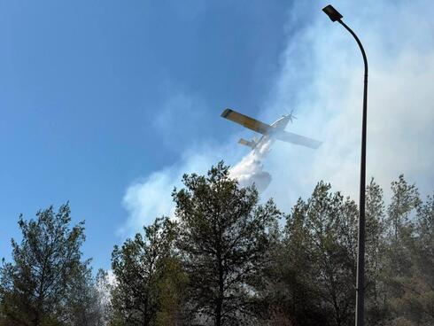 שריפה גדולה משתוללת בשומרון: האש הגיעה לבתים, יישוב שלם מפונה