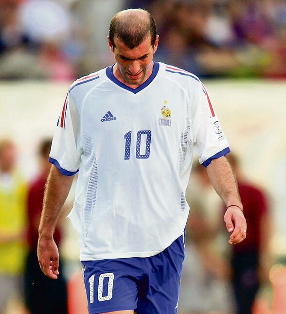2002 - עשו בושות. זידאן וצרפת עפים בשלב הבתים (Clive Brunskill, Getty Images) 2002 - עשו בושות. זידאן וצרפת עפים בשלב הבתים