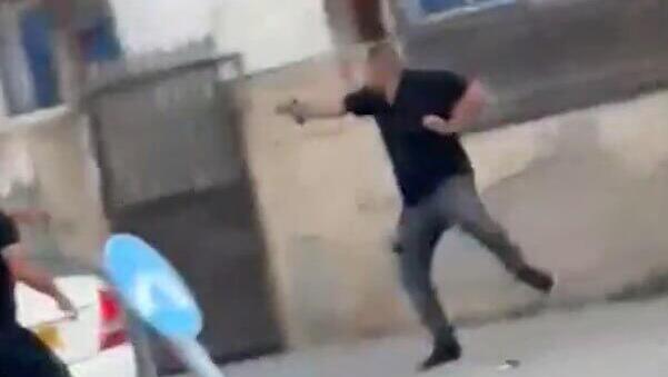 כך נראה אובדן שליטה: ירי באמצע הכביש – לעיני שוטרים שעוזבים | התיעוד מהדרום